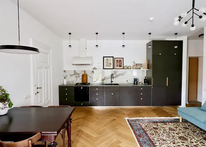 New! Warm And Cosy Apartment With Private Entrance And Parking In A City Center