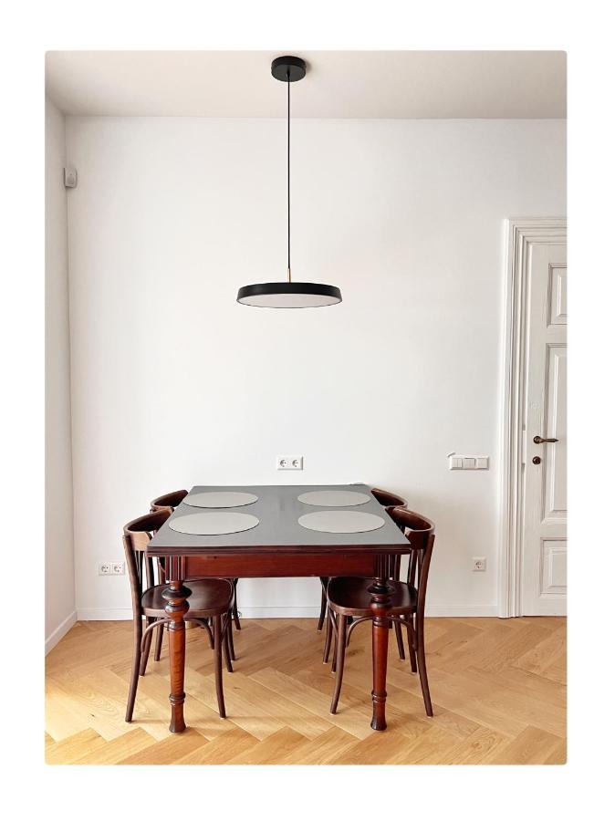 New! Warm And Cosy With Private Entrance And Parking In A Center Apartment *