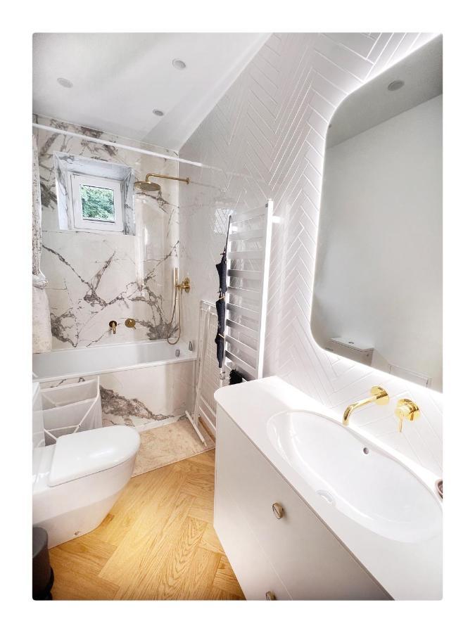 New! Warm And Cosy With Private Entrance And Parking In A Center Apartment