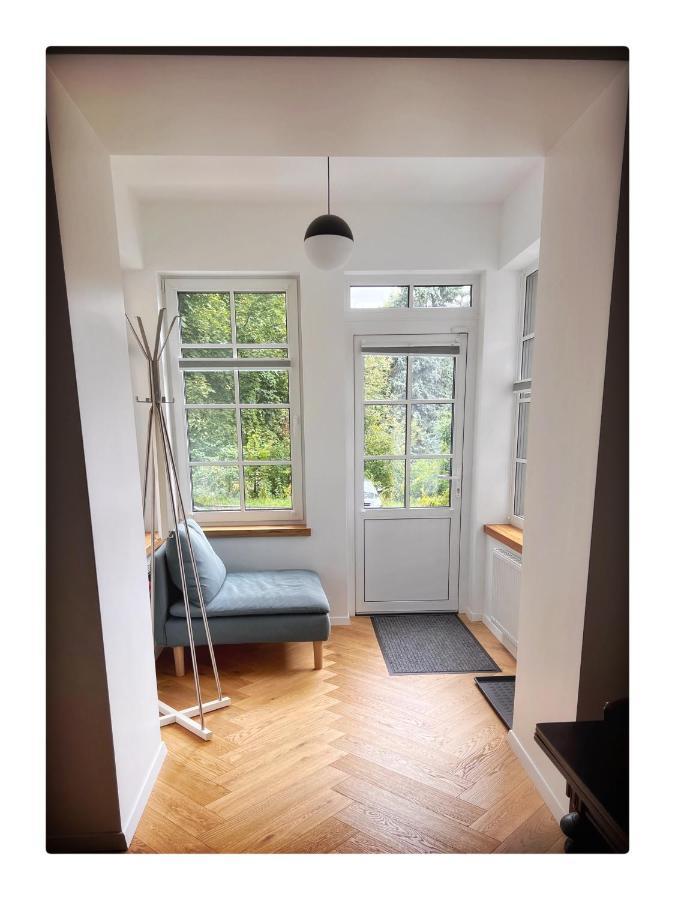 New! Warm And Cosy With Private Entrance And Parking In A Center Apartment *