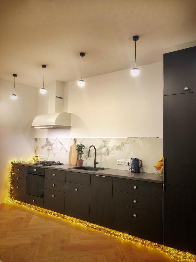 Apartment New! Warm And Cosy With Private Entrance And Parking In A Center
