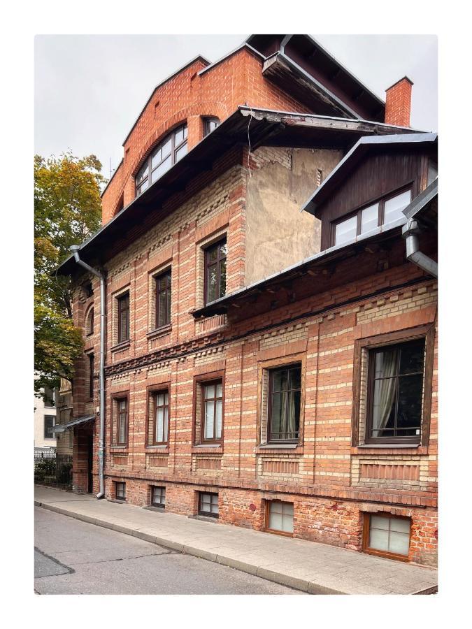 New! Warm And Cosy With Private Entrance And Parking In A Center Apartment